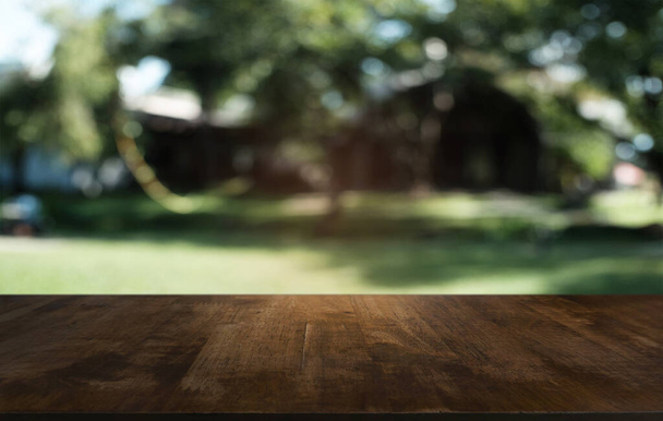 Κενό σκούρο ξύλινο τραπέζι μπροστά από αφηρημένη θολή bokeh φόντο του εστιατορίου. μπορεί να χρησιμοποιηθεί για επίδειξη ή μοντάζ τα προϊόντα σας.Mock up for space  - Φωτογραφία, εικόνα