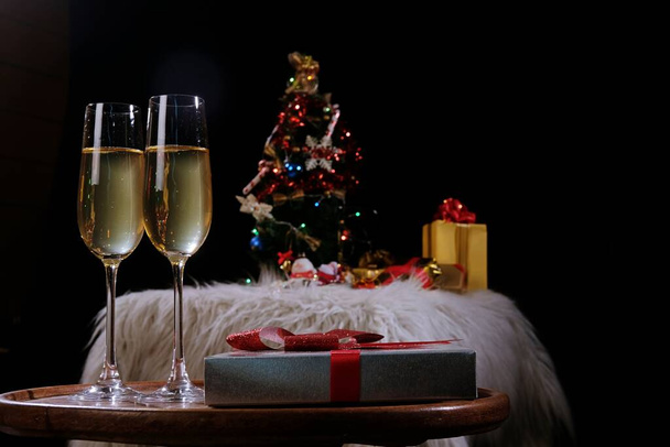 Kerstmis of Nieuwjaar Feestdag mensen handen met kristallen glazen vol champagne in de buurt van de kerstboom en ruimte voor uw tekst - Foto, afbeelding