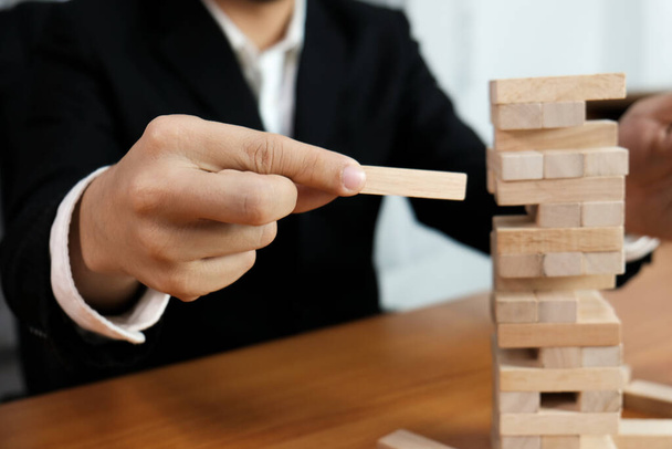 Plánování rizika a strategie v podnikatelské hazardní hry umístění dřevěný blok.Business koncept pro proces růstu úspěchu. - Fotografie, Obrázek