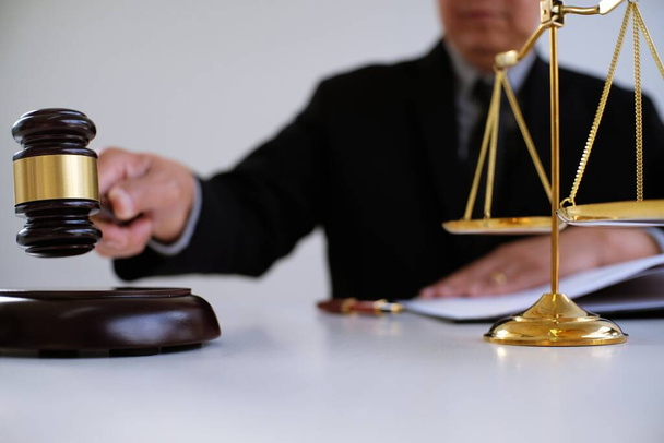 Asesoría legal presenta al cliente un contrato firmado con mazo y ley legal. concepto de justicia y abogado - Foto, imagen