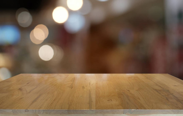 Порожній темний дерев'яний стіл перед абстрактним розмитим боке фоном ресторану. може бути використаний для відображення або моніторингу ваших продуктів.Mock up for space
  - Фото, зображення