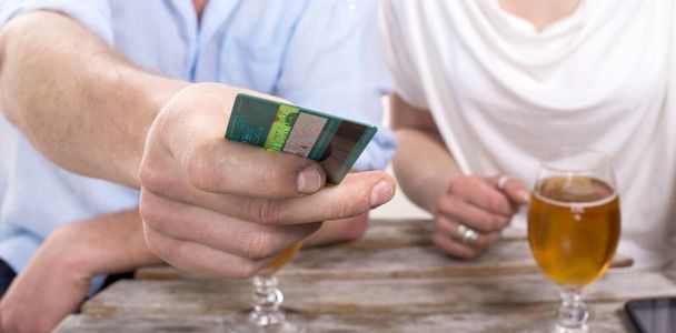 un jeune couple paie la facture de boisson avec une carte de crédit - Photo, image