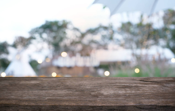 Порожній темний дерев'яний стіл перед абстрактним розмитим боке фоном ресторану. може бути використаний для відображення або моніторингу ваших продуктів.Mock up for space
 - Фото, зображення