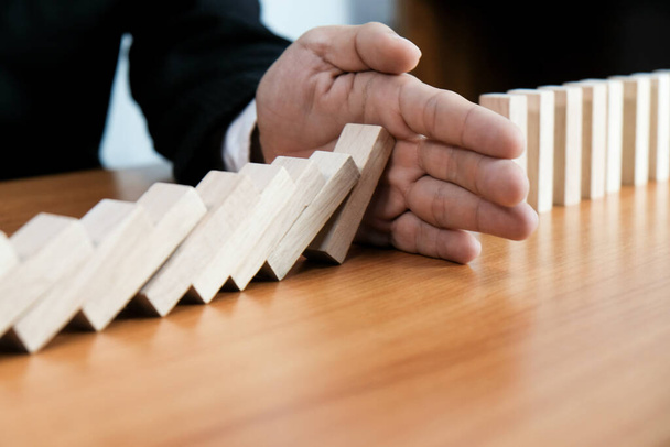 Planning risico en strategie in zakenman gokken het plaatsen van houten blok.Business concept voor groei succes proces. - Foto, afbeelding