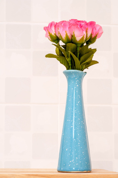 Pink rose kék üveg. - Fotó, kép