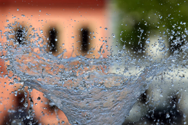 Acqua che sgorga da una fontana. Kaunas Lituania
 - Foto, immagini
