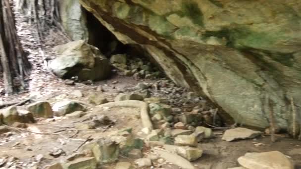 Panela de uma caverna no sítio antigo de Kaludiya Pokuna no Sri Lanka
 - Filmagem, Vídeo
