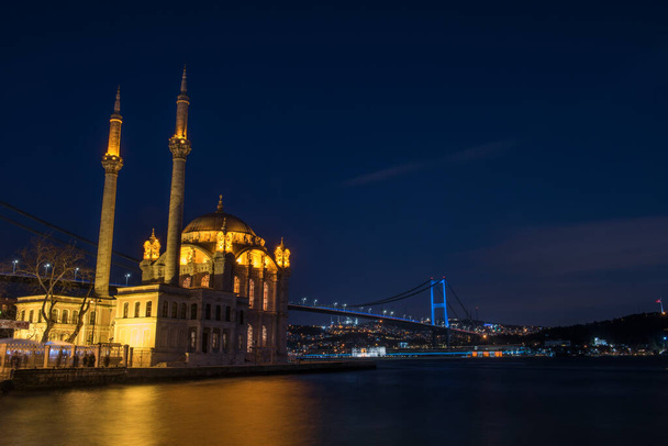 Ortakoy mecset és a Boszporusz-híd (július 15 vértanúk híd) éjszakai kilátás. Istanbul, Törökország. - Fotó, kép