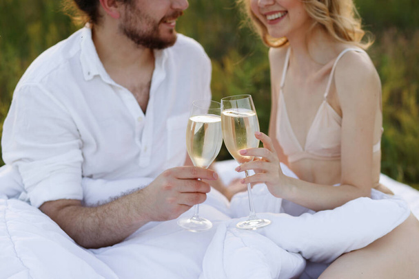 glasses of champagne in the hands of a couple - Foto, Imagen