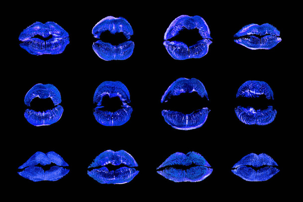 Σκούρο μπλε κραγιόν φιλί εκτύπωσης σύνολο μαύρο φόντο απομονωμένη closeup, νέον μπλε σέξι χείλη μακιγιάζ συλλογή, λαμπερό θηλυκό φιλιά αποτύπωμα, ομορφιά συνθέτουν ταπετσαρία, banner μόδας, αγάπη & σύμβολο του πάθους - Φωτογραφία, εικόνα