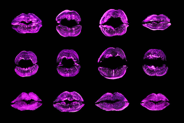 Paarse lippenstift kus print set zwarte achtergrond geïsoleerd close-up, neon violet sexy lippen make-up collectie, roze vrouwelijke kussen opdruk, schoonheid make-up behang, mode banner, liefde & passie symbool - Foto, afbeelding