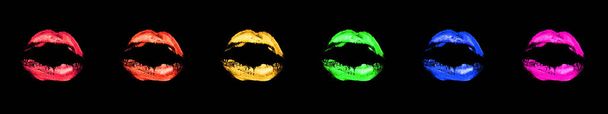 LGBTQ Спільнота веселкових прапорів Колір губної помади Поцілунок на чорному фоні ізольований зблизька, барвисті марки губ неонового макіяжу, поцілунки на відбиток різноманітності, символ гордості ЛГБТ, гей, лесбійська і любовний знак - Фото, зображення