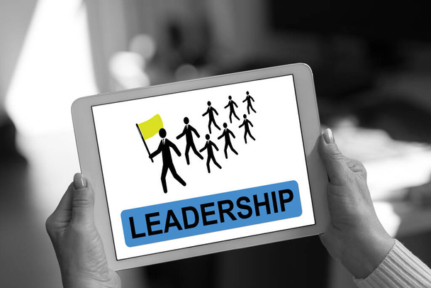 Concept de leadership montré sur une tablette tenue par une femme - Photo, image