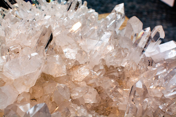 Ogromny kryształ bezbarwnych kwart kamieni szlachetnych, geologiczne tło mineralne zbliżenie - Zdjęcie, obraz