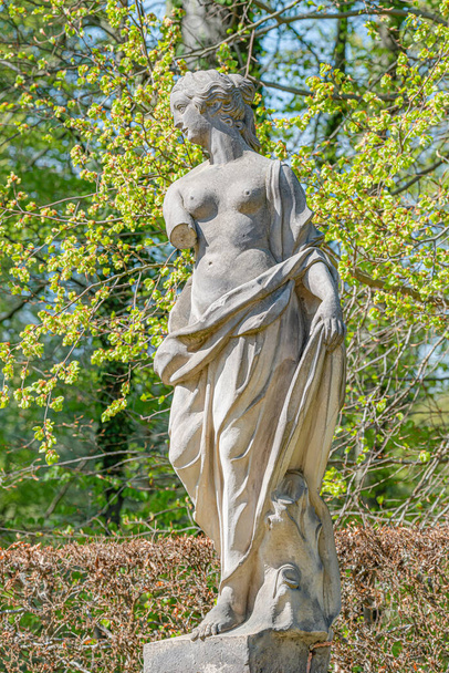 ドイツの彫像や彫刻の町ポツダムの中心都市公園で官能的なルネサンス時代の女性の古代の衰えた像,ドイツ,詳細,クローズアップ - 写真・画像
