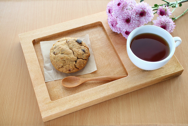 Чашка кофе, печенье и цветок
 - Фото, изображение