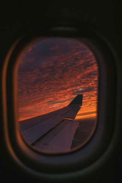 восход солнца в полете в окнах с цветами невероятным и крыло самолета
 - Фото, изображение