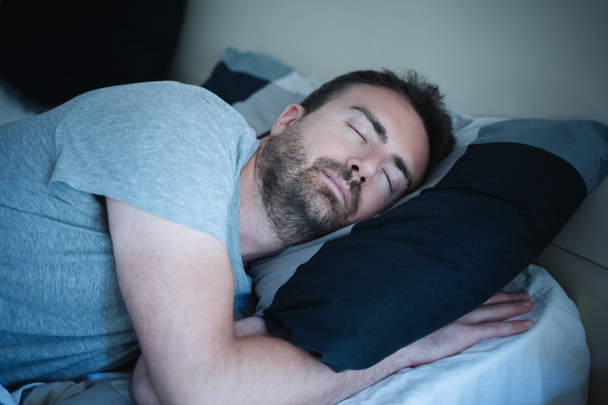 Muž portrét spí v posteli pocit pohodlí - Fotografie, Obrázek