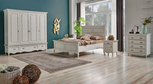 Klassische Schlafzimmermöbel, dekorativer dunkelblauer Wandhintergrund, Innenraumstil. - Foto, Bild