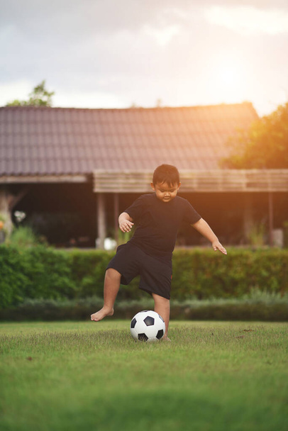 サッカーをしている男の子 - 写真・画像
