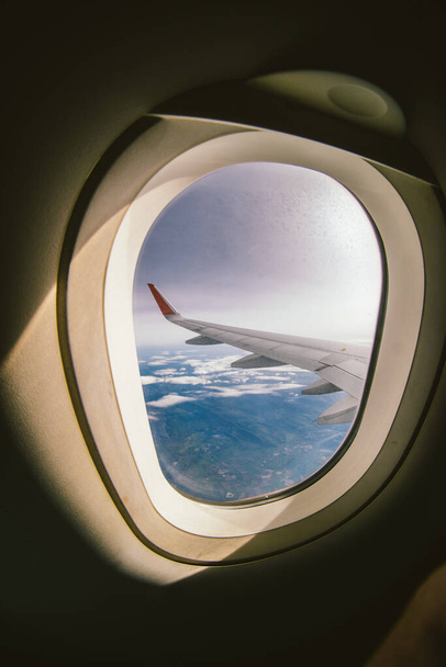 окно самолет с городом в полете
 - Фото, изображение