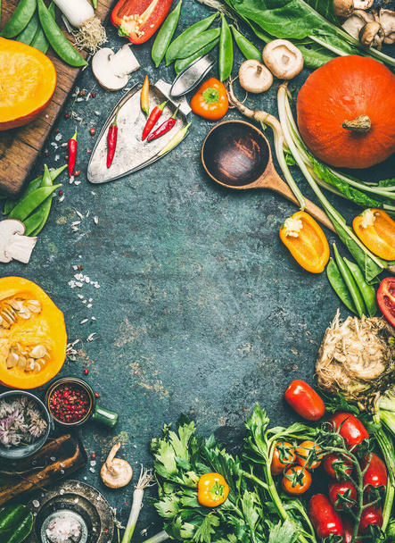 Гарбуз та інші органічні врожаї овочі та інгредієнти з ложкою для приготування їжі на сільському тлі, вид зверху, рамка, вертикальна
 - Фото, зображення