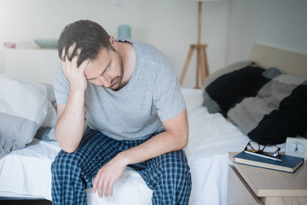 Muž s problémy se spánkem probudit pocit únavy - Fotografie, Obrázek