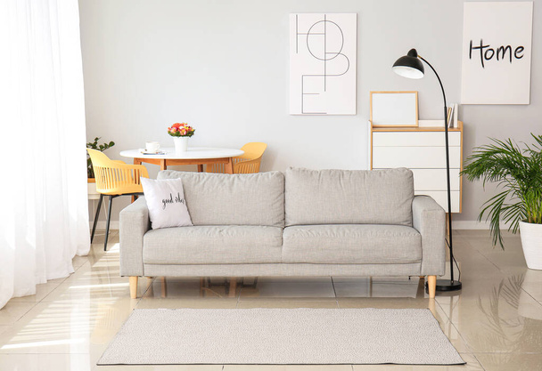 Stilvolles Interieur eines modernen Wohnzimmers mit Sofa - Foto, Bild