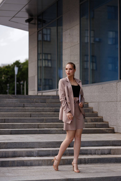 a girl in a suit outside the office. lunch break. secretary, manager - Foto, Imagen