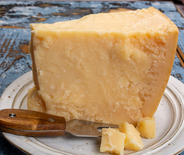 Συλλογή τυριών, σκληρό ιταλικό τυρί, παλαιωμένη παρμεζάνα ή τυρί grana padano από κοντά - Φωτογραφία, εικόνα
