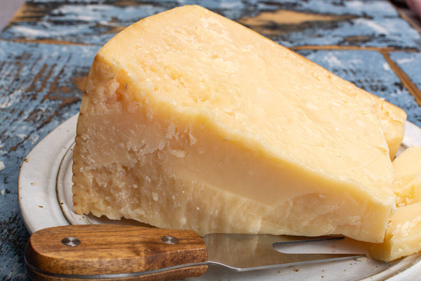 Sajtkollekció, kemény olasz sajt, érlelt parmezán vagy grana padano sajt közelről - Fotó, kép