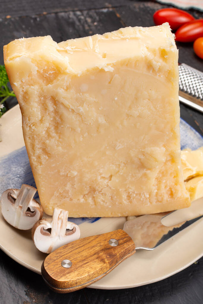 Коллекция сыров, твердый итальянский сыр, выдержанный пармезан или грана-падано
 - Фото, изображение