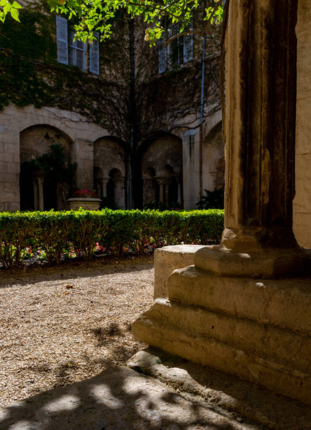 St Remy de Provence, Bouches du Rhone, Provence, Francie, 11.05.2019. Dvůr v klášteře sv. Pavla de Mausole. - Fotografie, Obrázek