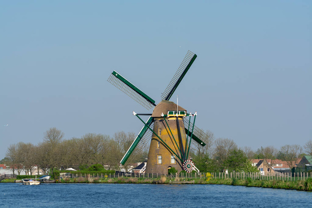 Voies navigables de Hollande-Septentrionale et vue sur le moulin à vent traditionnel néerlandais, paysage de style de vie néerlandais - Photo, image