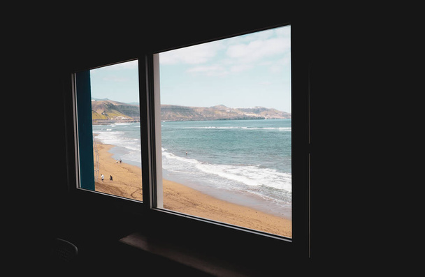 window with views of beach and sea - Foto, immagini