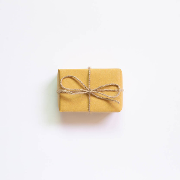 Gelbe Geschenkbox isoliert auf weißem Hintergrund. Ansicht von oben, Kopierraum - Foto, Bild