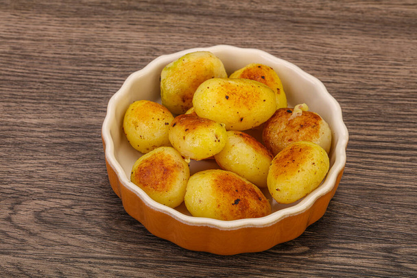 Жареный молодой картофель в миске - Фото, изображение