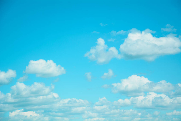 Μεγάλα σύννεφα σε έναν όμορφο γαλάζιο ουρανό - Φωτογραφία, εικόνα