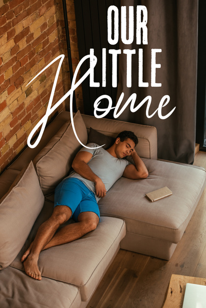 змішана раса чоловік спить на дивані біля книги і нашого маленького домашнього написання
  - Фото, зображення