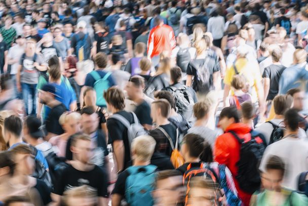 Multitud de personas caminando en un pasillo
 - Foto, Imagen