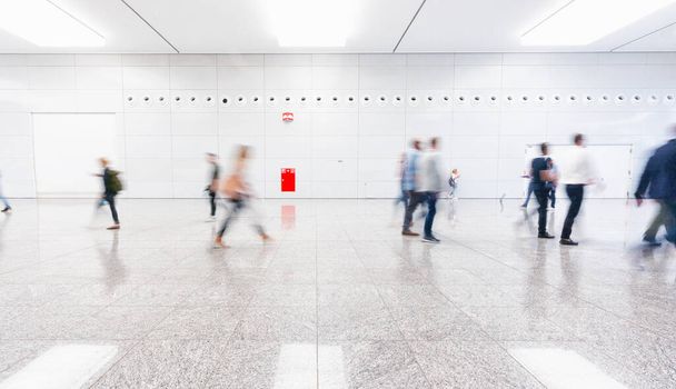 odwiedzających targi spacerujących w czystym futurystycznym korytarzu - Zdjęcie, obraz