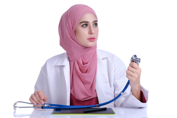 La confianza de la joven musulmana médico con estetoscopio y bata de médico blanco
 - Foto, imagen