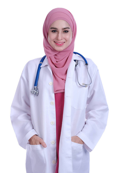 La confianza de la joven musulmana médico con estetoscopio y bata de médico blanco
 - Foto, imagen