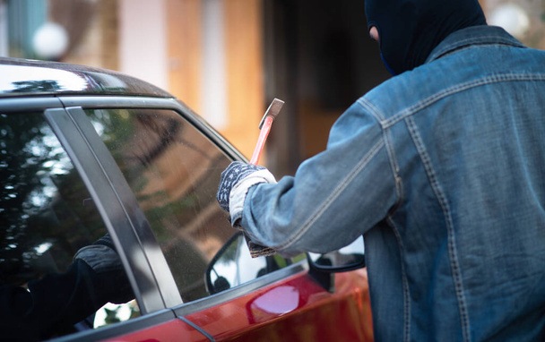 Κλέφτης αυτοκινήτων με σφυρί και σπασμένο γυαλί - Φωτογραφία, εικόνα