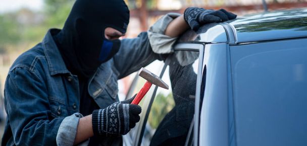 Car thief with a hammer and broken glass - Fotoğraf, Görsel