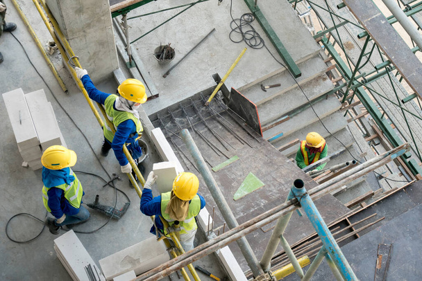 Top view bouwvakker in bouwplaats - Foto, afbeelding