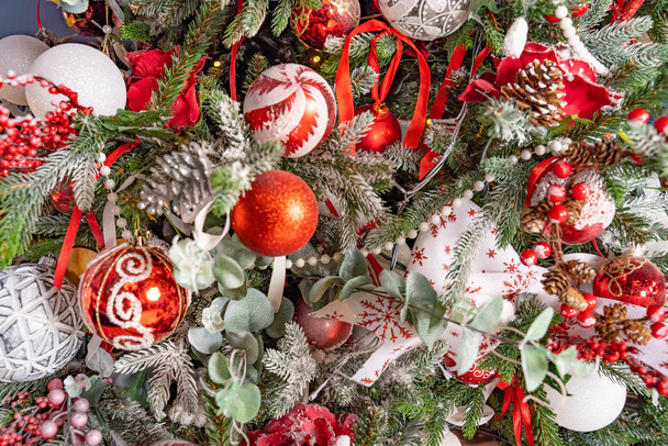 Bolas rojas de la decoración del árbol de Navidad en colores clásicos. Las bolas de fiesta de Año Nuevo
 - Foto, imagen