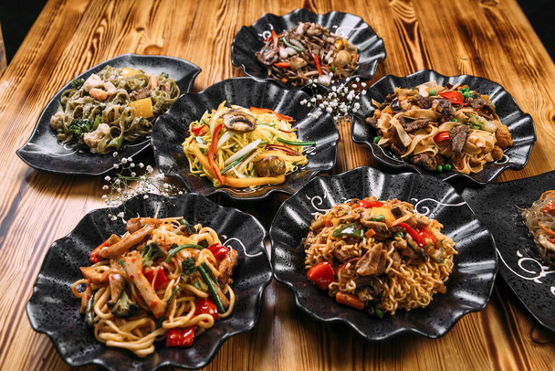 Różnorodność różnych potraw z makaronem azjatycki styl wok - Zdjęcie, obraz