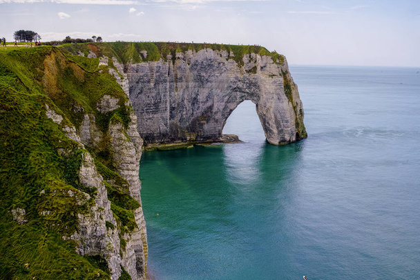 Пейзаж с живописными алебастровыми мел скалы Этретат и побережья Атлантического океана, путешествия и отдых назначения в Нормандии, Франция
 - Фото, изображение