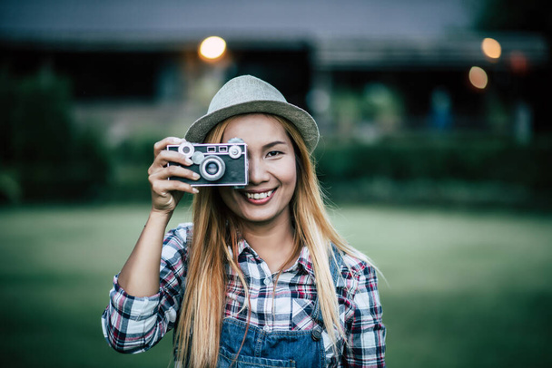 Jeune femme modèle avec caméra de film rétro - Photo, image